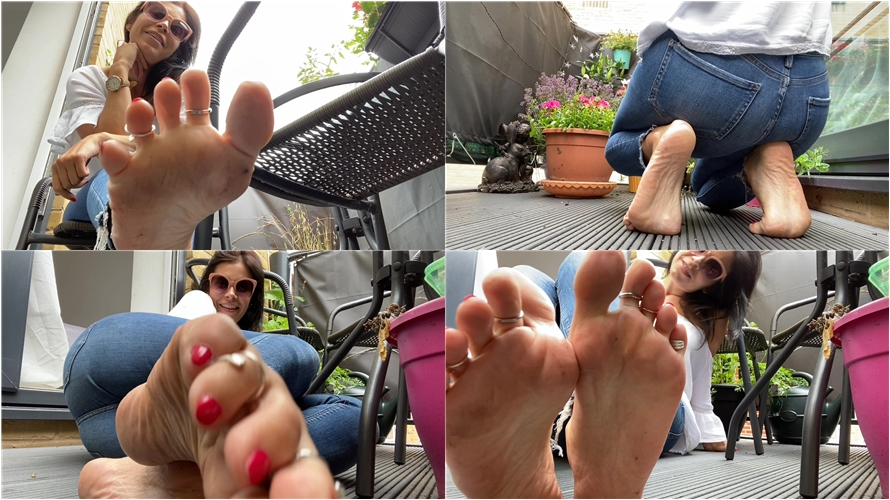 Feetwonders - I distracted the gardener
